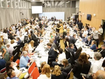 Ley Ómnibus: el oficialismo logró dictamen de comisión y buscará media sanción el jueves Ley Ómnibus: el oficialismo logró dictamen de comisión y buscará media sanción el jueves