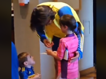 La tierna reacción de dos niños al ver a Edinson Cavani La tierna reacción de dos niños al ver a Edinson Cavani
