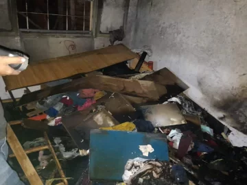 Se incendió una habitación de su casa y la ayuda de sus vecinos fue clave Se incendió una habitación de su casa y la ayuda de sus vecinos fue clave