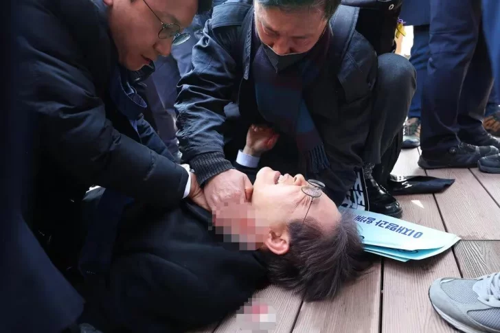Se viralizó el video cuando apuñalan al líder de la oposición de Corea del Sur