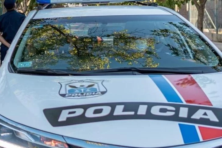 Detuvieron a dos sujetos que caminaban por el centro con un carro cargado de ruedas