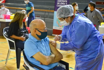 Empezaron a vacunar al personal de salud mayor de 60 años contra el Covid Empezaron a vacunar al personal de salud mayor de 60 años contra el Covid