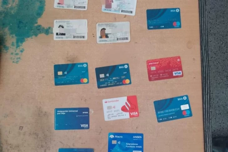 Cayó un sujeto con tarjetas de beneficios sociales, de débito y documentos