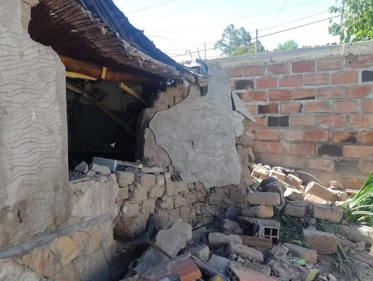 Un derrumbe y un incendio generaron daños en dos precarias casas de Chimbas y Rawson
