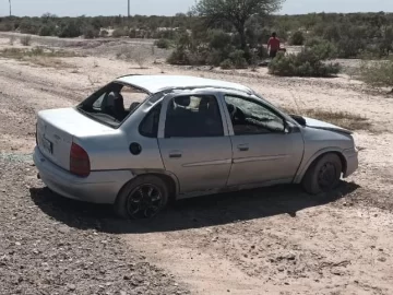 Una familia de La Rioja protagonizó un violento vuelco cerca de Bermejo: al menos un herido Una familia de La Rioja protagonizó un violento vuelco cerca de Bermejo: al menos un herido