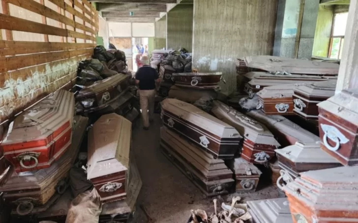 Encuentran 500 ataúdes abandonados y 200 bolsas con restos humanos en un cementerio