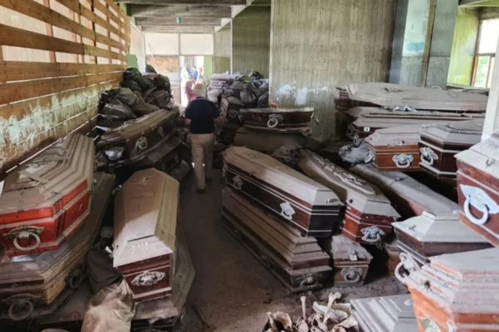 Encuentran 500 ataúdes abandonados y 200 bolsas con restos humanos en un cementerio
