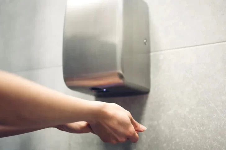 Lo detienen por robar un secador de manos de un baño de una estación de servicio