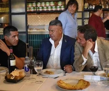 Furor por el pochoclero que atrae clientes en la Costa con su show de ritmos brasileros Furor por el pochoclero que atrae clientes en la Costa con su show de ritmos brasileros