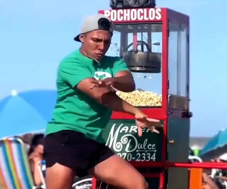 Furor por el pochoclero que atrae clientes en la Costa con su show de ritmos brasileros Furor por el pochoclero que atrae clientes en la Costa con su show de ritmos brasileros