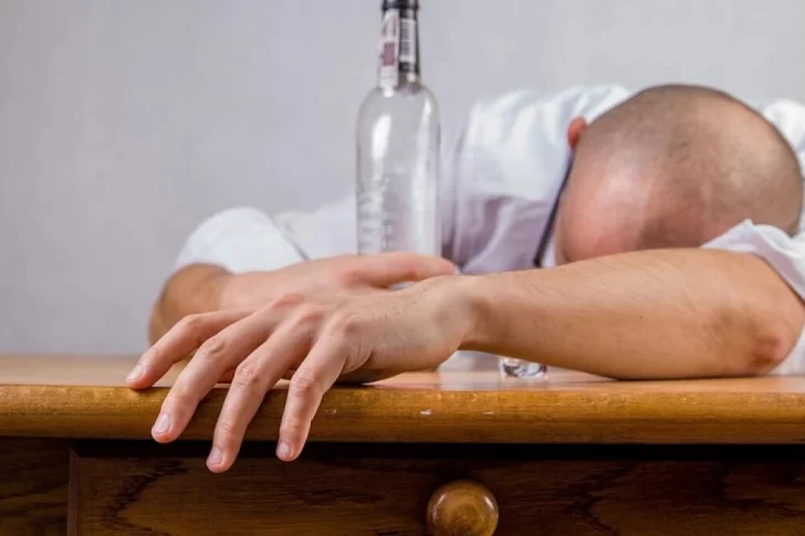 Alcoholizado discutió con un taxista, amenazó a su madre y le pegó a su hermano con un hierro