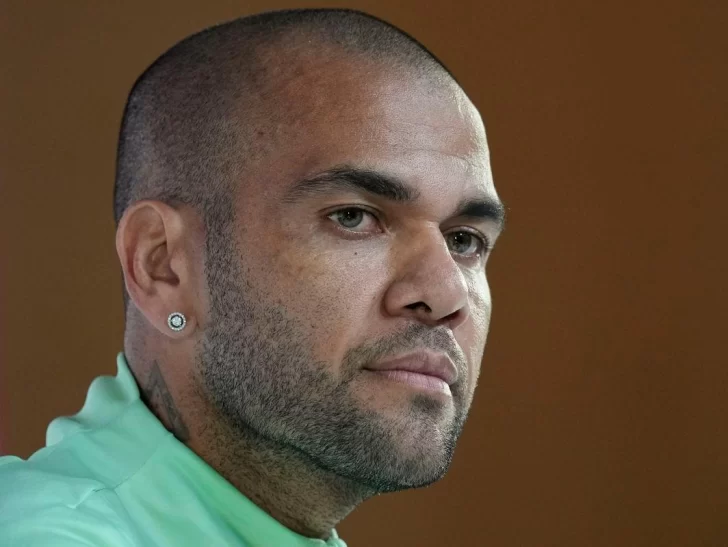 Dani Alves, condenado a 4 años y 6 meses de cárcel por violar a una joven en una discoteca de Barcelona Dani Alves, condenado a 4 años y 6 meses de cárcel por violar a una joven en una discoteca de Barcelona
