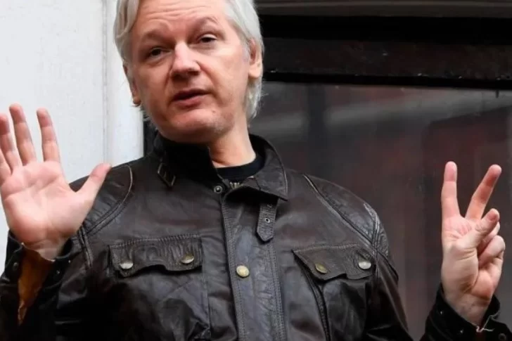 Un artista promete destruir 16 obras de arte si la vida de Julian Assange corre peligro