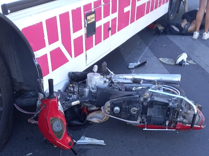 Motociclista fue arrastrado por un colectivo, quedó en ropa interior y se salvó de milagro Motociclista fue arrastrado por un colectivo, quedó en ropa interior y se salvó de milagro