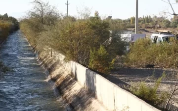 Buscan a un hombre que cayó al canal Céspedes y fue arrastrado por la corriente Buscan a un hombre que cayó al canal Céspedes y fue arrastrado por la corriente