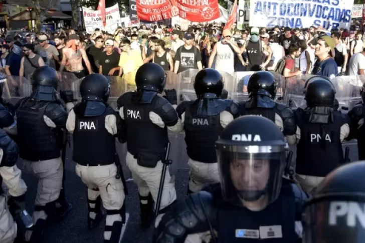 [VIDEO] Agreden a un periodista de TN: lo escupieron y le arrojaron gaseosa