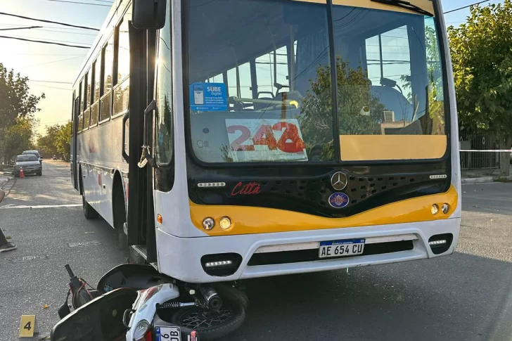 Dolor y bronca por la muerte de una joven embarazada en un accidente con un micro