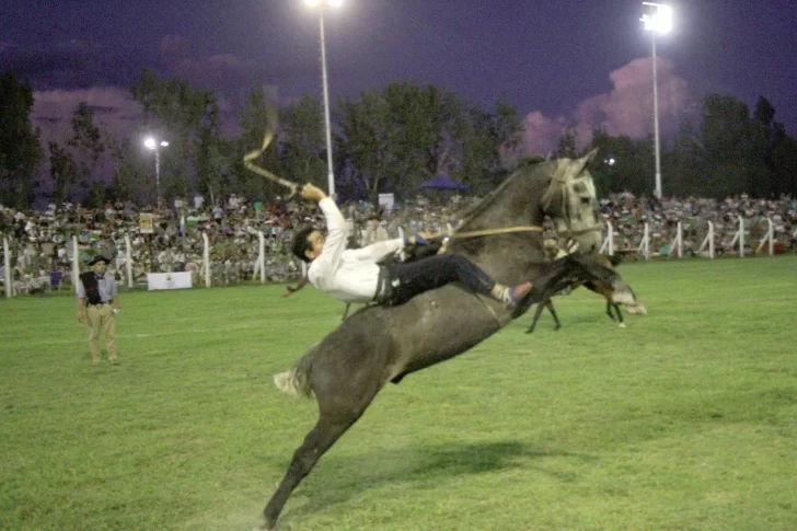Toda la gente ovacionó la destreza de los jinetes