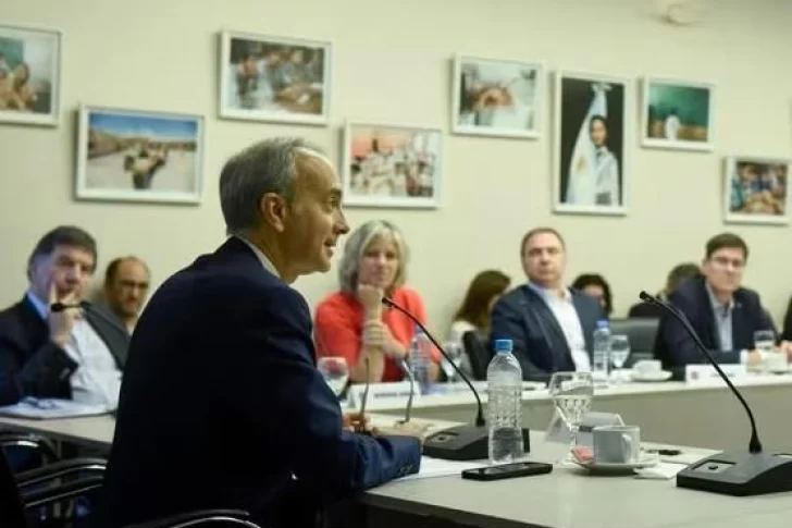 Gobierno convoca a docentes para acordar salario mínimo