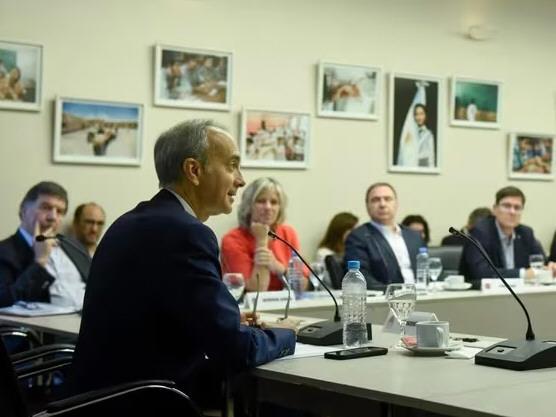 Gobierno convoca a docentes para acordar salario mínimo