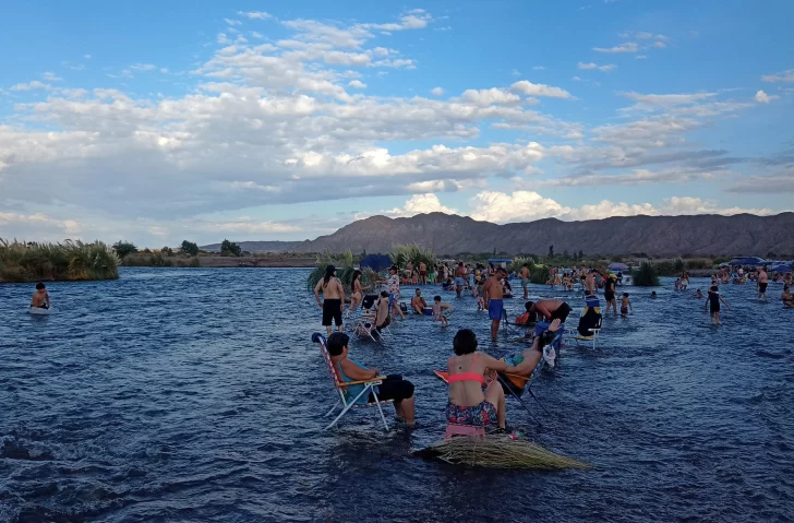 Con operativo policial y multas buscan que la gente no se bañe en un sector prohibido del río