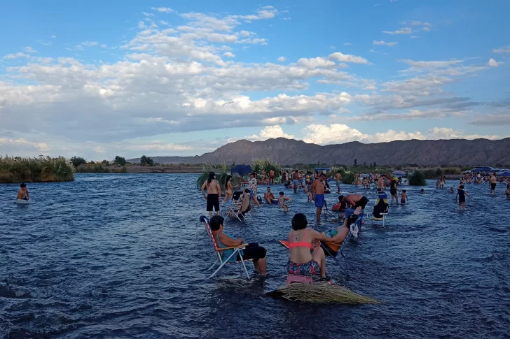 Con operativo policial y multas buscan que la gente no se bañe en un sector prohibido del río