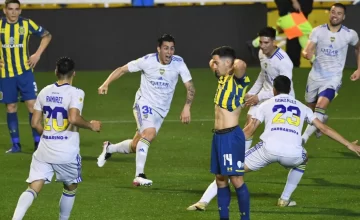 Con un gol en contra de Torrent en el final, el Xeneize venció a Central 2 a 1. Con un gol en contra de Torrent en el final, el Xeneize venció a Central 2 a 1.
