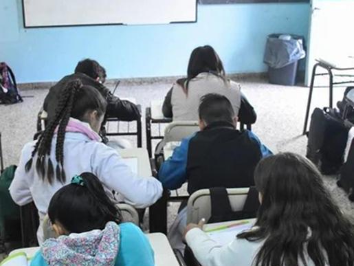 Ayuda Escolar de Anses: el Gobierno sube a $70.000 la asignación que cobran padres con hijos que van al colegio Ayuda Escolar de Anses: el Gobierno sube a $70.000 la asignación que cobran padres con hijos que van al colegio