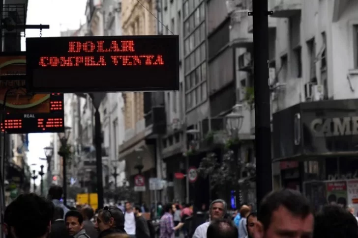 Esperan un recargo de 20% por consumo con dólar en el exterior