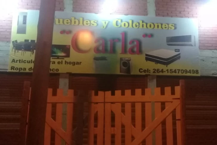 Con un cuchillo, asaltan a comerciante y la golpean