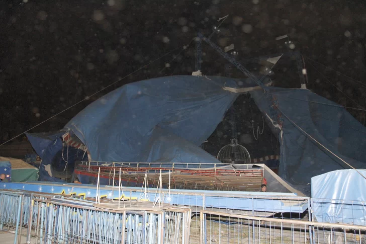 Mucho susto y 3 heridos: el viento le arrancó una parte a la carpa del circo en 25 de Mayo y España