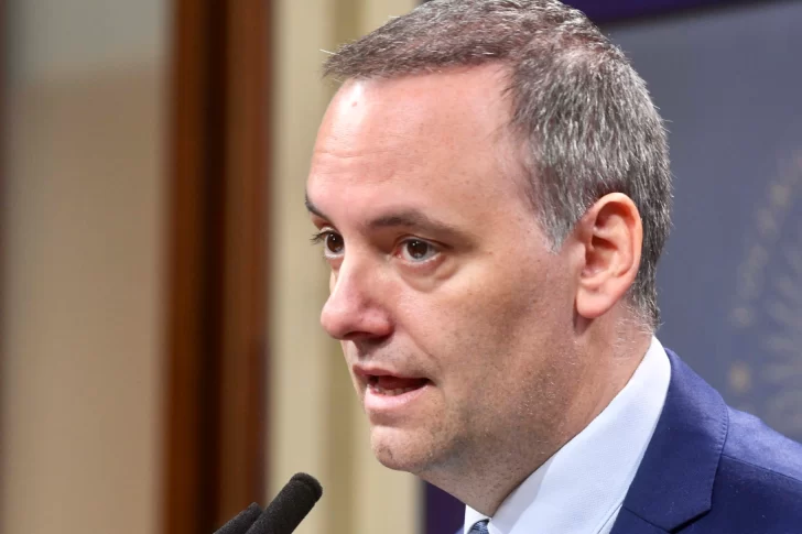 El Gobierno “está evaluando” un plebiscito para avanzar con la ley “Bases”