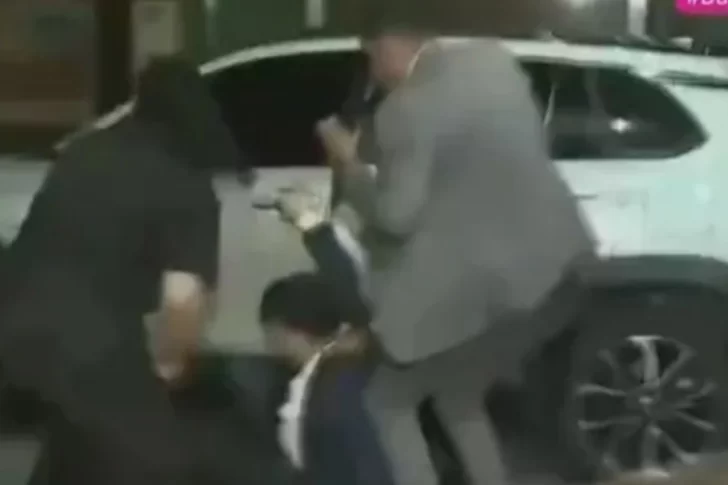 Manifestantes corrieron a Ramiro Marra cuando salía de la sesión y terminó en el piso