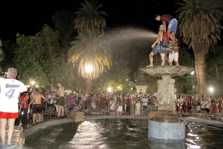 [Fotos] La Plaza 25 volvió a ser el epicentro de los festejos de los ‘millonarios’ sanjuaninos