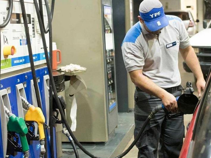 A pedido del Gobierno las petroleras aumentarán los precios “más lentamente” A pedido del Gobierno las petroleras aumentarán los precios “más lentamente”