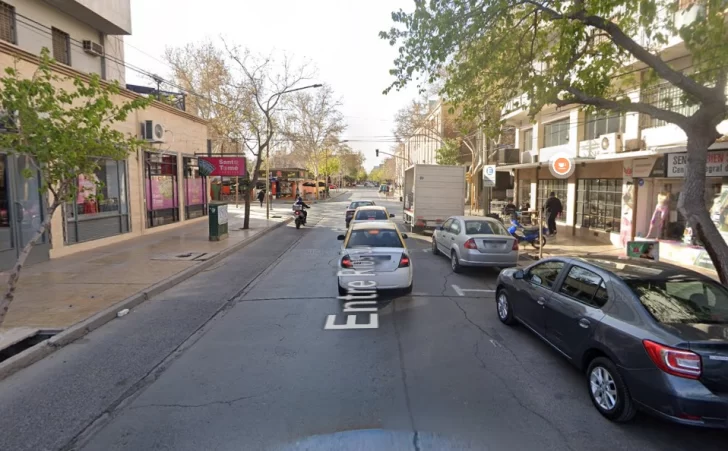 En pleno centro, un ladrón rompió una puerta de blindex para entrar a un Pago Fácil