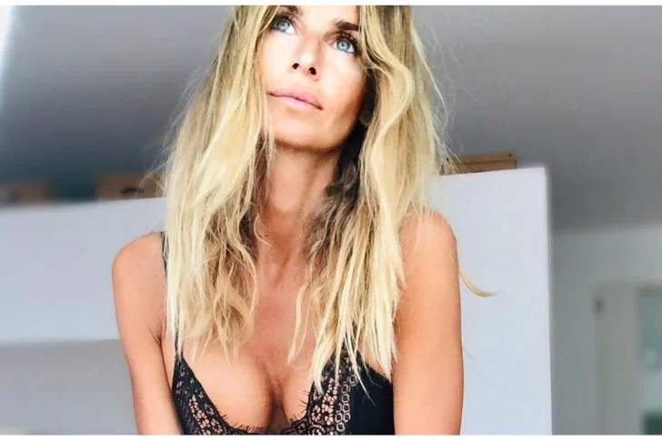 Sabrina Rojas, juguetona con amigas en la pileta