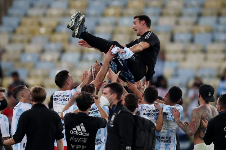 Scaloni: “Cuando tiramos todos para adelante es difícil que no te vaya bien”