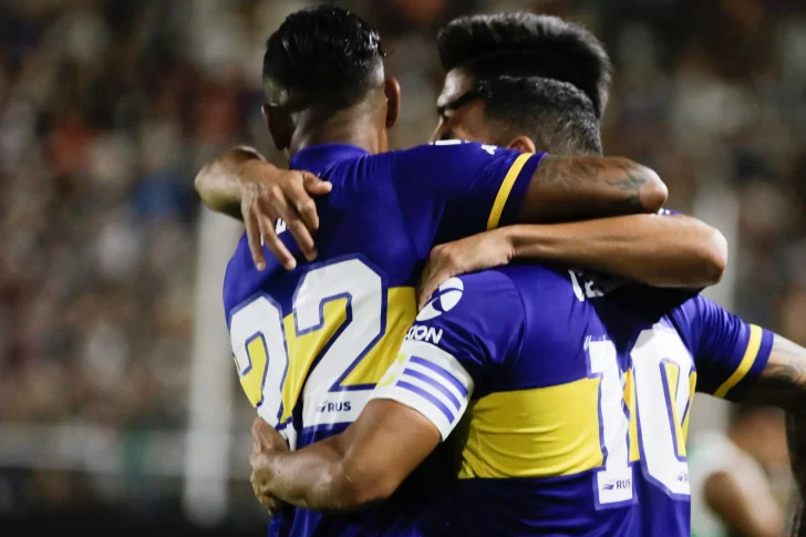 Boca, de la mano de Tevez, sigue firme