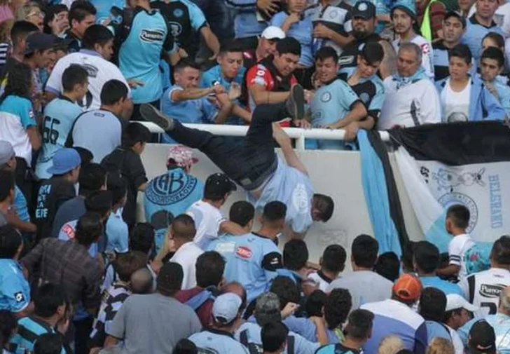 Agoniza el hincha que fue tirado de la tribuna Agoniza el hincha que fue tirado de la tribuna