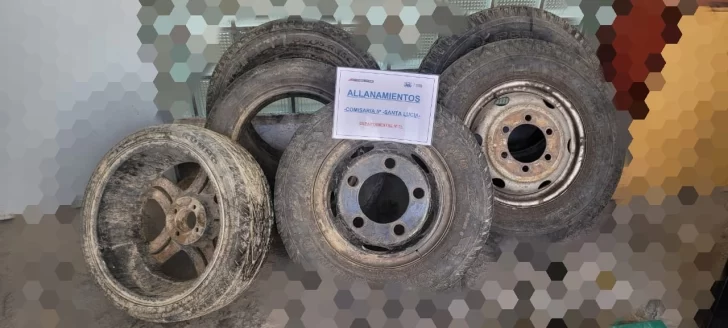 Robaron hasta las ruedas de un tractor en un club de Santa Lucía Robaron hasta las ruedas de un tractor en un club de Santa Lucía