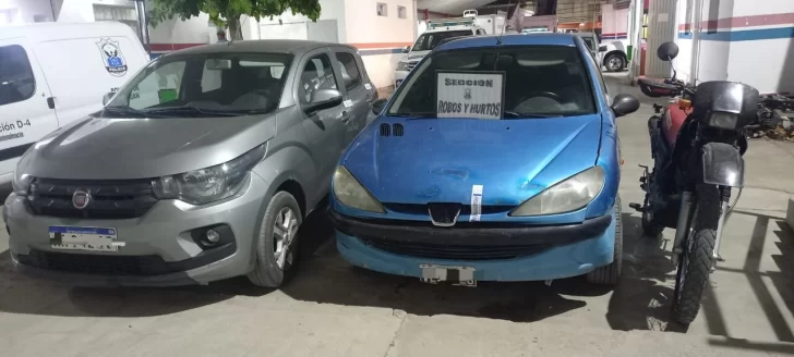 En diferentes allanamientos, la policía recuperó dos autos y una moto