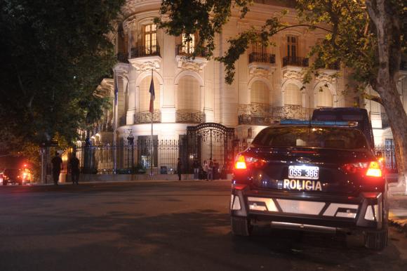 Reforzaron la seguridad en la Embajada de Francia en Buenos Aires y aeropuertos Reforzaron la seguridad en la Embajada de Francia en Buenos Aires y aeropuertos