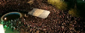 Pese a los 2,2° de temperatura, miles de jóvenes calentaron los festejos de la Primavera en el Parque Pese a los 2,2° de temperatura, miles de jóvenes calentaron los festejos de la Primavera en el Parque