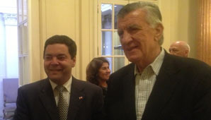 El gobernador llegó a Chile y fue recibido en la Embajada El gobernador llegó a Chile y fue recibido en la Embajada