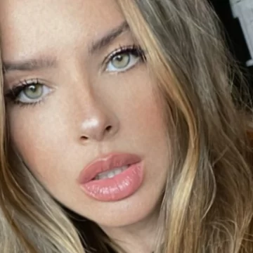 Eugenia la “China” Suárez mostró el hilo dental