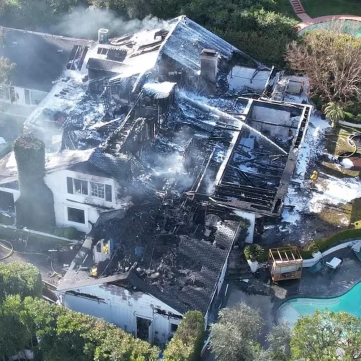 El drama de Cara Delevingne tras el incendio total de su mansión El drama de Cara Delevingne tras el incendio total de su mansión