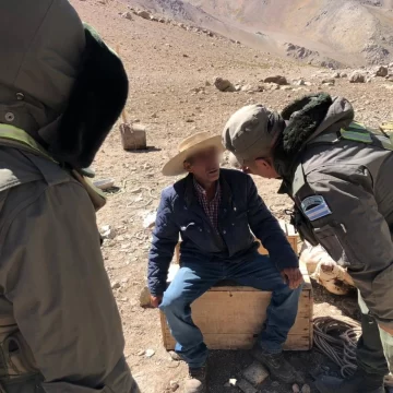 Gendarmes asistieron a un criancero chileno en la Cordillera con problemas de salud Gendarmes asistieron a un criancero chileno en la Cordillera con problemas de salud