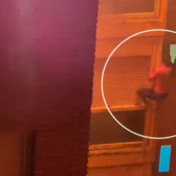 El dramático video del estudiante que se colgó de la ventana y se salvó del incendio en Córdoba El dramático video del estudiante que se colgó de la ventana y se salvó del incendio en Córdoba