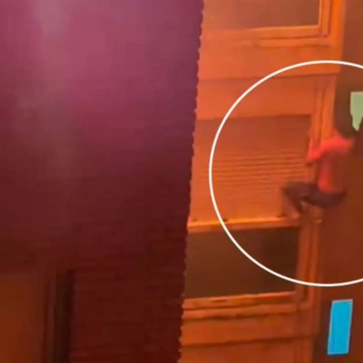 El dramático video del estudiante que se colgó de la ventana y se salvó del incendio en Córdoba El dramático video del estudiante que se colgó de la ventana y se salvó del incendio en Córdoba